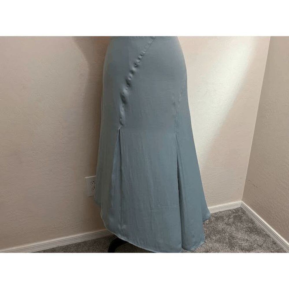 Ryegrass The skirt is an a-symmetrical semi circular skirt with beautiful detail